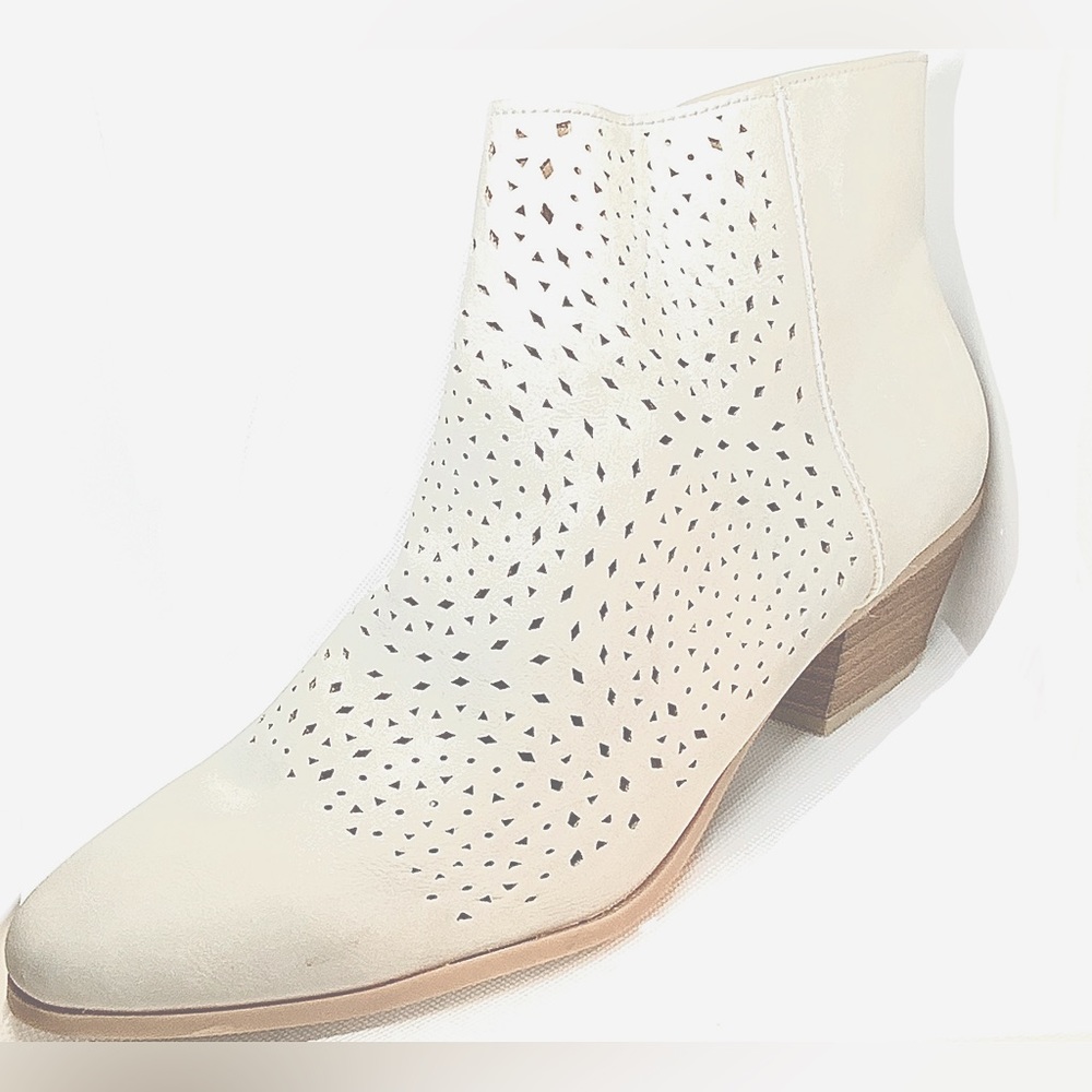 NEW Comfort EST. 1946, laser cut out design ankle booties Size 10